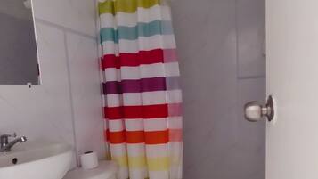Regadera, toallas, jabón, papel de baño