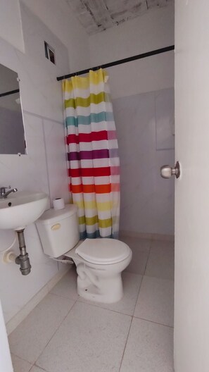 Douche, serviettes fournies, savon, papier toilette
