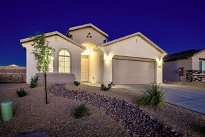Exterior - Modern High Desert 3BR Retreat (Las Cruces)