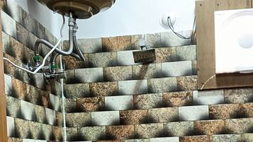 Douche, sèche-cheveux, serviettes fournies, savon