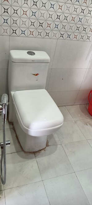 Een douche, een haardroger, handdoeken, zeep