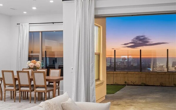 Dining - 4-bedroom house in charming Irvine with WiFi, AC. Book your stay now (Irvine)