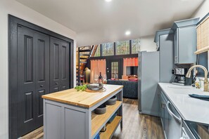 Microondas, horno, parrilla de estufa y lavavajillas 