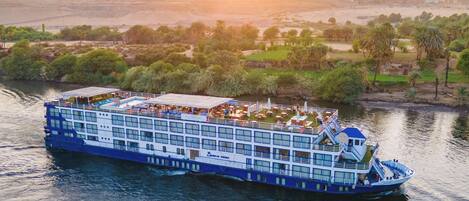 Classic Double or Twin Room, River View | Bar mini, meja, kalis bunyi, Wi-fi