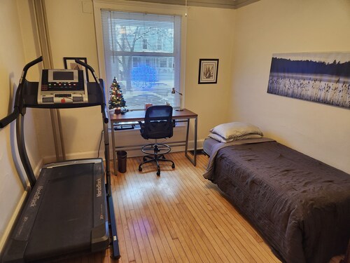 Spacious 4-bedroom apartment with WiFi, treadmill in charming Milwaukee