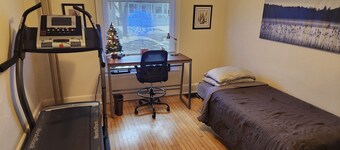 Spacious 4-bedroom apartment with WiFi, treadmill in charming Milwaukee