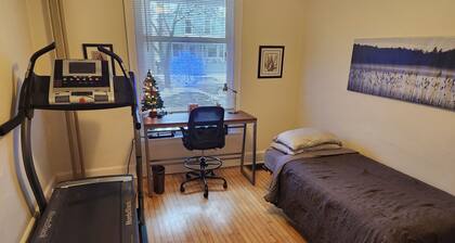 Spacious 4-bedroom apartment with WiFi, treadmill in charming Milwaukee