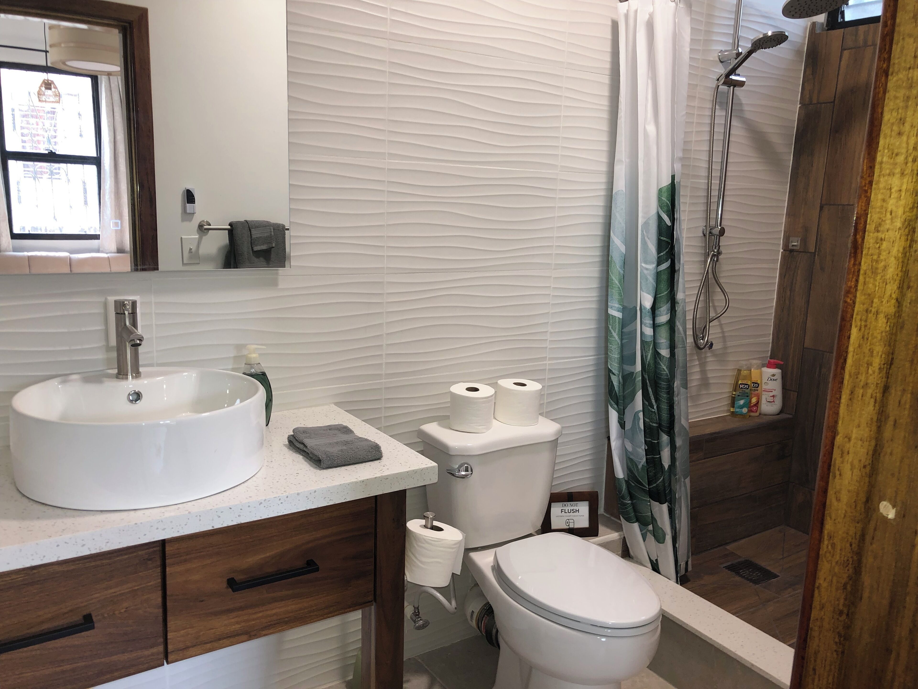 Een douche, een haardroger, handdoeken, zeep