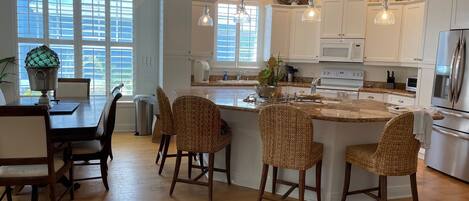 Frigorífic, microones, forn i placa de cuina