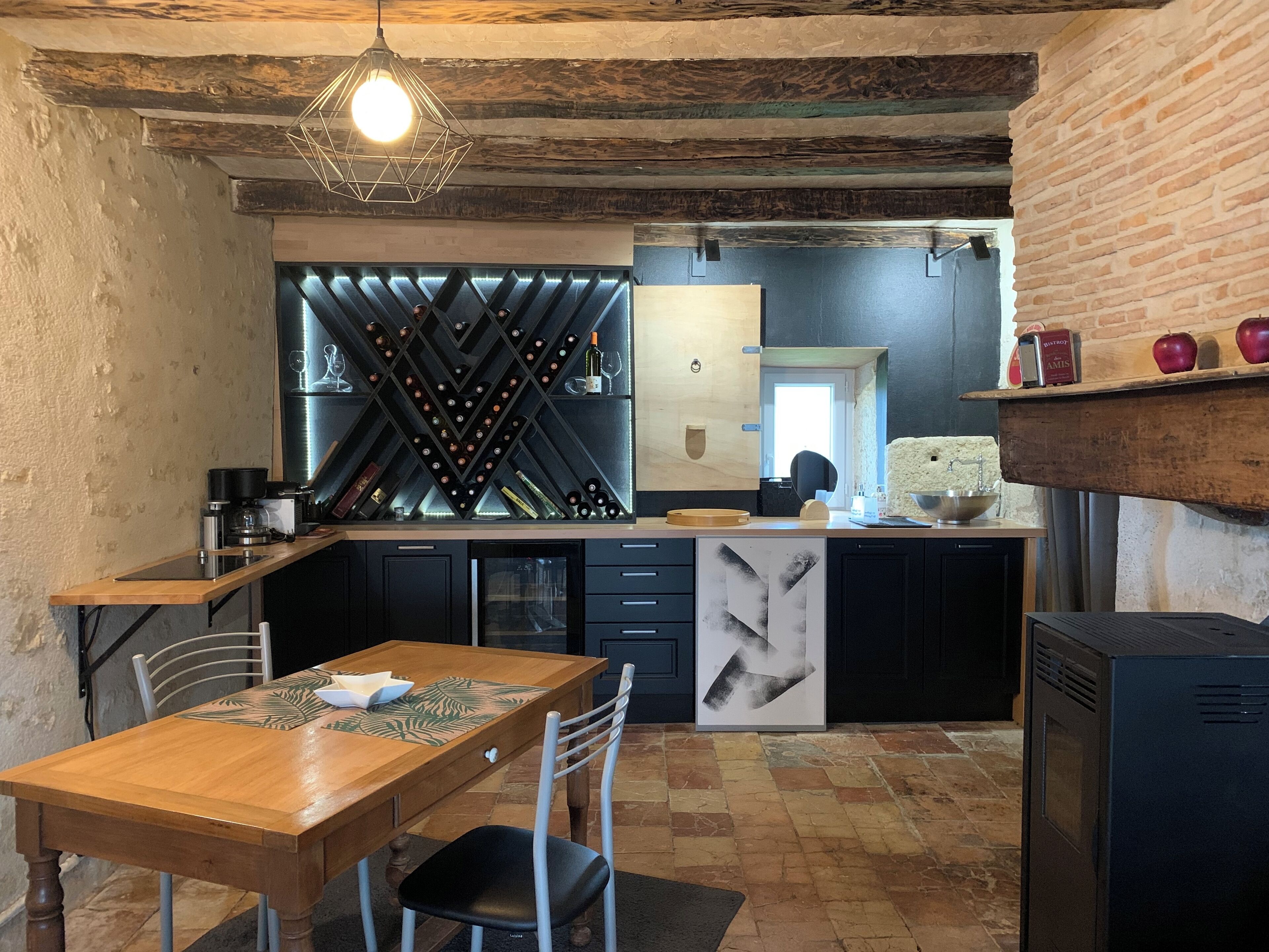 Een koelkast, een kookplaat, een koffiezetapparaat/waterkoker