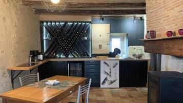 Een koelkast, een kookplaat, een koffiezetapparaat/waterkoker