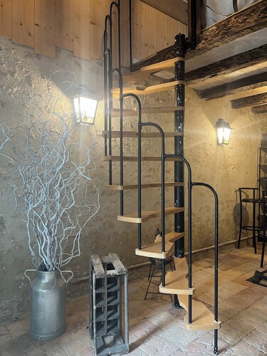 Room in a vineyard, near Golf des Vigiers and the Buddhist Village