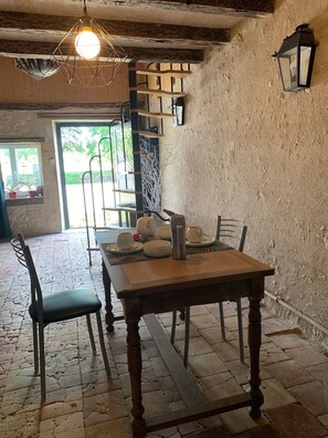 Dining - Room in a vineyard, near Golf des Vigiers and the Buddhist Village (Saint-Astier)