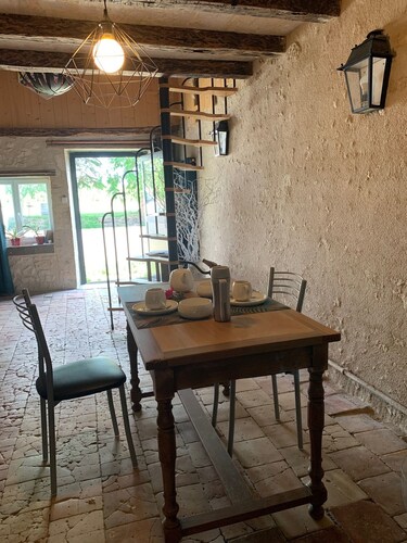 Chambre dans un vignoble, proche du Golf des Vigiers et du Village Bouddhiste