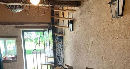 Chambre dans un vignoble, proche du Golf des Vigiers et du Village Bouddhiste