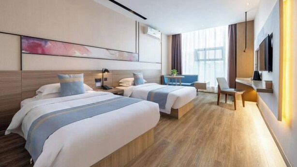 A hotel room with two beds, a desk, a chair, a TV, and a large window. - Rest Comfort Hotel (Wenzhou Oubei Shuangta Road) (Yongjia)