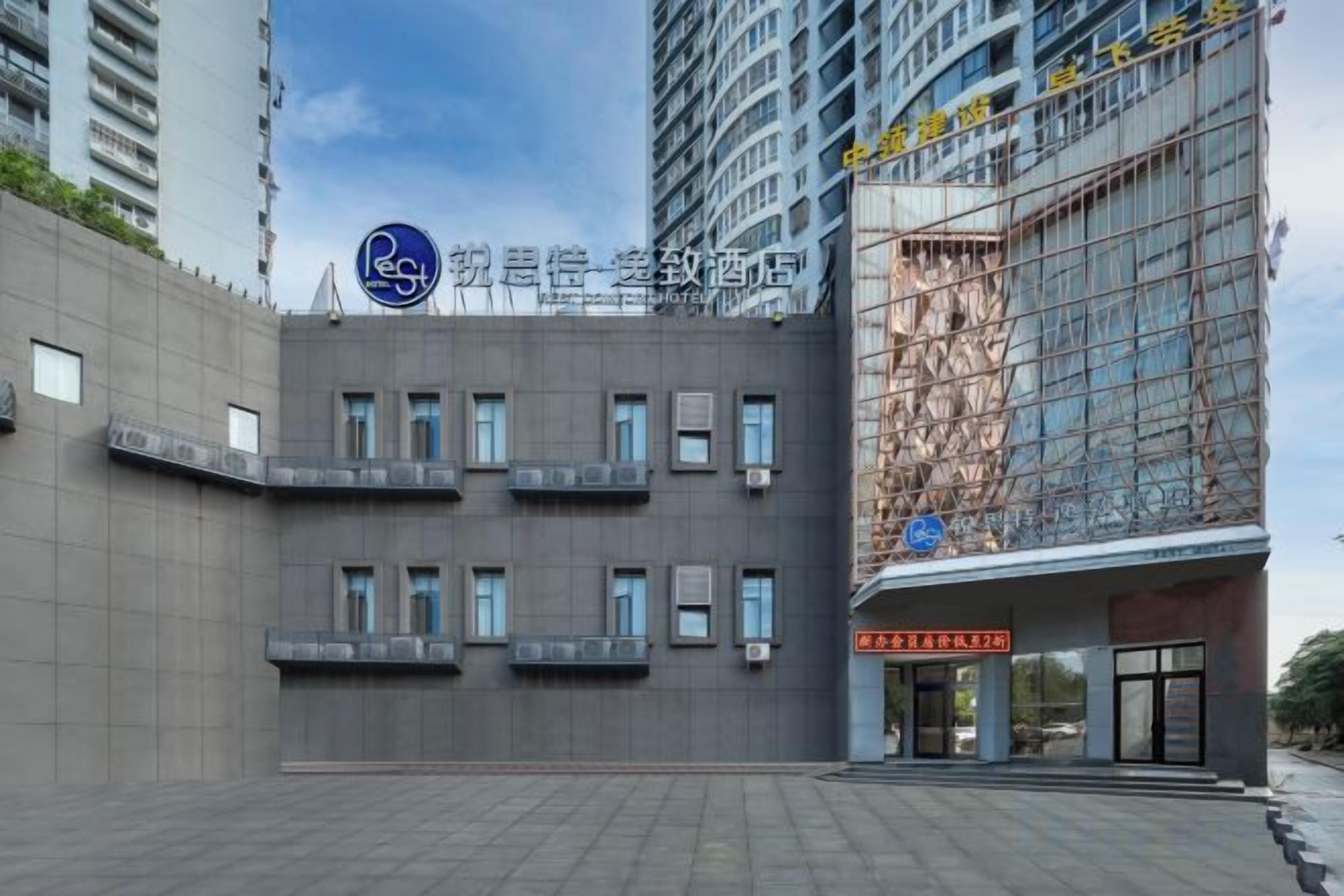 Un edificio moderno con fachada plana, múltiples ventanas y un letrero que indica un espacio de negocios u oficina.