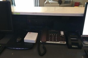Luokittelematon kuva, 3 kautta 34, painike