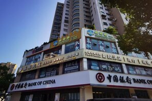 A multi-story building with commercial signage, including a prominent Bank of China sign. - Rest Comfort Hotel (Wenzhou Oubei Shuangta Road) (Yongjia)