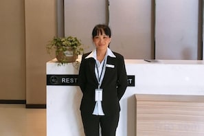 A reception desk with a sign indicating a restaurant. - Rest Comfort Hotel (Wenzhou Oubei Shuangta Road) (Yongjia)