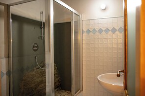 Ducha, secador de pelo, bidé y toallas