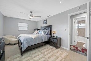 3 bedrooms, desk, iron/ironing board, free WiFi