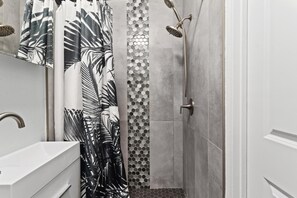 Douche, sèche-cheveux, serviettes fournies, savon