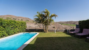 Villa | Piscina | Una piscina cubierta, una piscina al aire libre