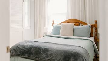 3 bedrooms, desk, iron/ironing board, travel cot