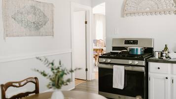 Cafetière-théière, réfrigérateur, four à micro-ondes, un four