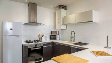 Refrigerador, microondas, horno, placa de cocina