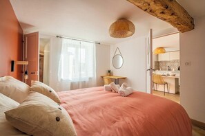 1 slaapkamer, een bureau, een strijkplank/strijkijzer, internet