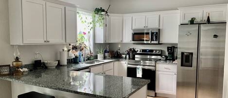 冷蔵庫、電子レンジ、オーブン、コンロ