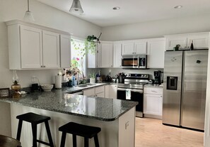 Fridge, microwave, oven, stovetop - Make Your Colorful Fall Memories in Lovely Canton, NC - Minutes from Asheville. (Canton)