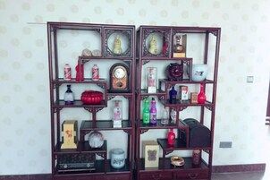 Un mueble de madera escalonado con varios objetos.
