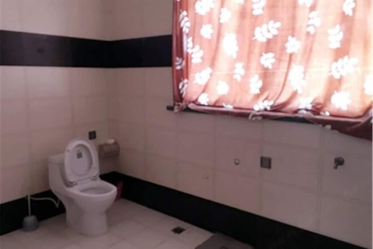 Une salle de bain comprenant des toilettes, un bidet et un espace douche.