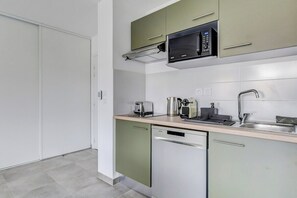 Een koelkast, een microgolfoven, een oven, een vaatwasser
