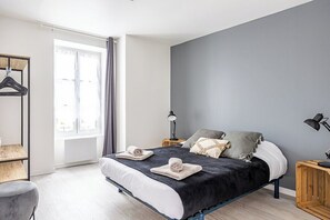1 slaapkamer, een bureau, een strijkplank/strijkijzer, internet