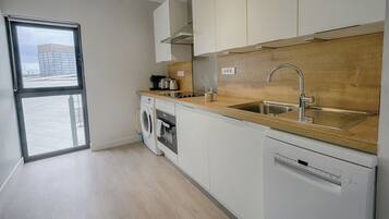 Een koelkast, een microgolfoven, een vaatwasser