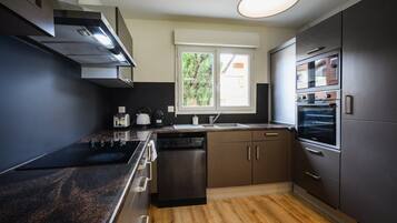 Réfrigérateur, micro-ondes, four, lave-vaisselle