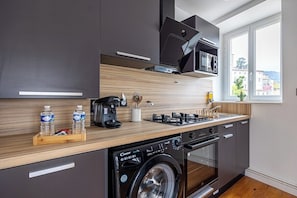 Een koelkast, een oven, een koffiezetapparaat/waterkoker