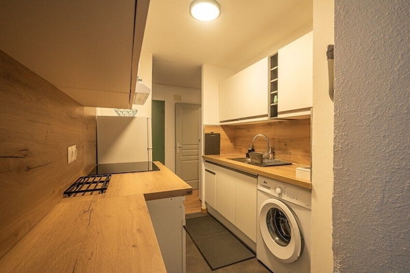 Fridge, microwave, oven, coffee/tea maker