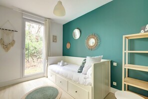 2 bedrooms, desk, Internet, bed sheets