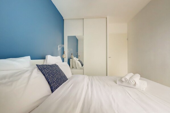 2 bedrooms, desk, internet, bed sheets