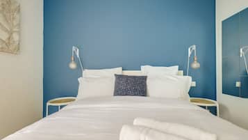 2 bedrooms, desk, internet, bed sheets