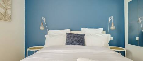 2 bedrooms, desk, Internet, bed sheets