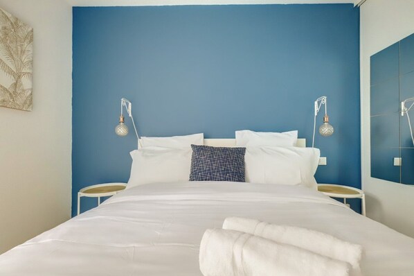 2 bedrooms, desk, Internet, bed sheets