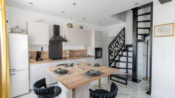 Réfrigérateur, micro-ondes, four, cafetiÚre/bouilloire