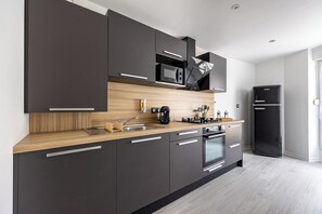 Kühlschrank, Mikrowelle, Ofen, Wasserkocher mit Kaffee-/Teezubehör