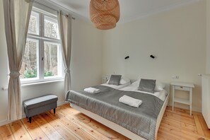 Classic-Villa, Balkon, Gartenblick